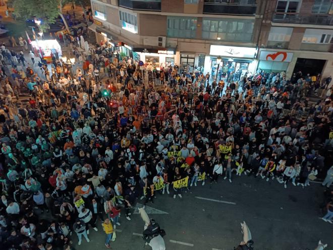 Protestas fuera de Mestalla tras la derrota ante el Sevilla.