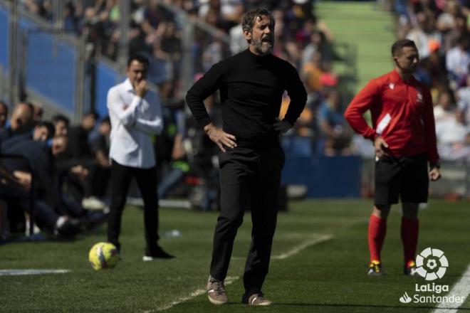 Quique Sánchez Flores, en la banda del Getafe-Barcelona.