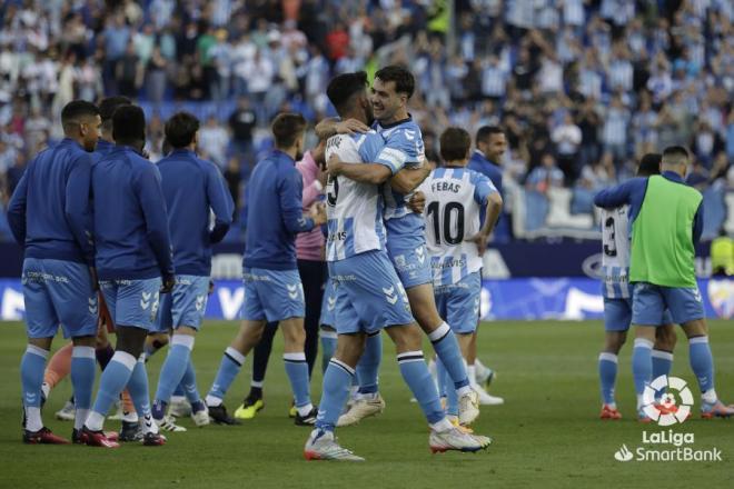 Ramón y Juande se abrazan tras el triunfo en casa. (Foto: LaLiga)