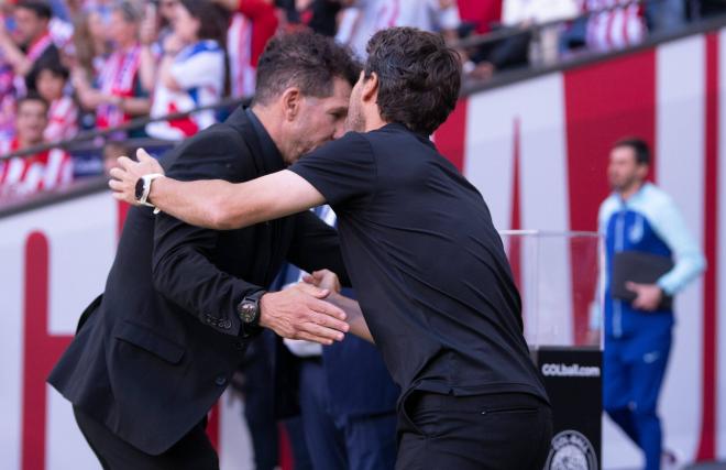 Simeone saluda a Rubi antes del Atlético-Almería (Foto: Cordon Press).
