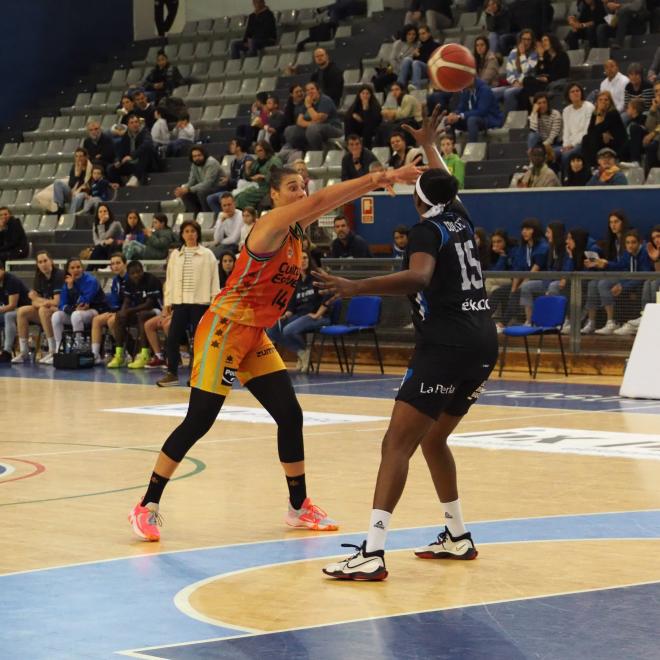 Valencia Basket gana a IDK y será líder de la LF Endesa por primera vez (58-65)
