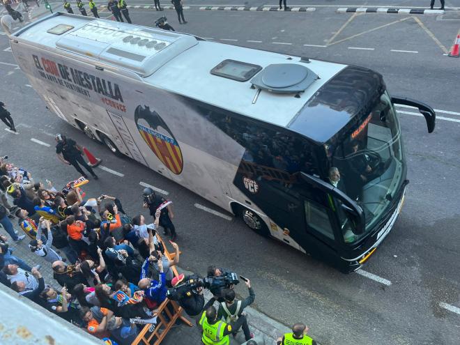 Valencia-Sevilla, llegada de los autobuses y recibimiento de la afición