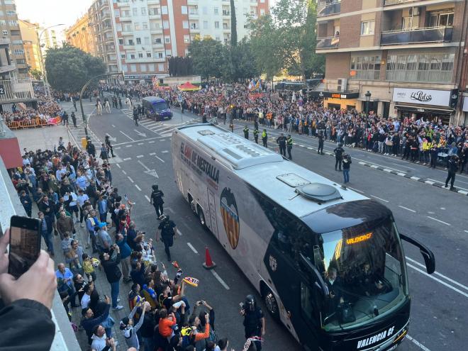 Valencia-Sevilla, llegada de los autobuses