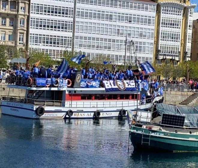 Riazor Blues camino de Ferrol en barco (Foto: @football_norte)