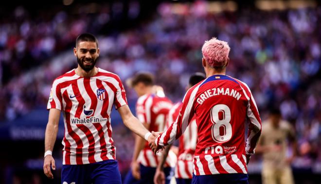 Carrasco y Griezmann se saludan en el Atlético-Almería (Foto: ATM).