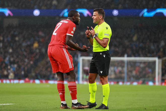 La polémica de arbitraje también reside en la Champions League, el árbitro español, Gil Manzano, junto con Dayot Upamecano, jugador del Bayern de Munich (Foto: Cordon Express)