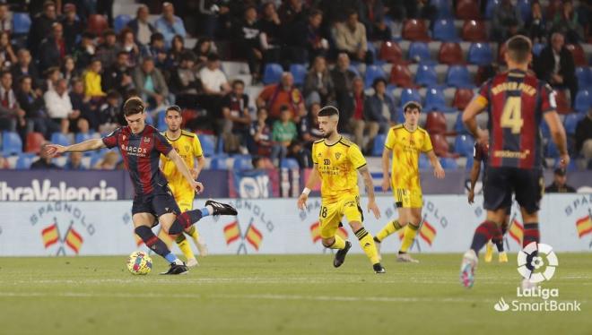 Pepelu ante el Mirandés en el Ciutat. (Foto: LaLiga).