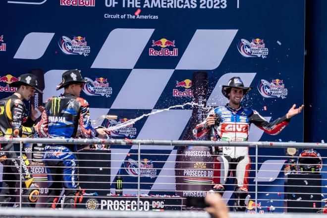 Alex Rins celebrando en el podio (Foto: Cordon Press)