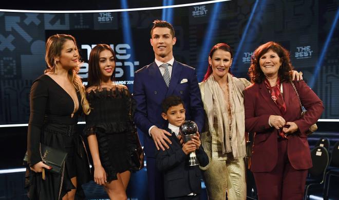 Cristiano junto a su familia en los premios The Best