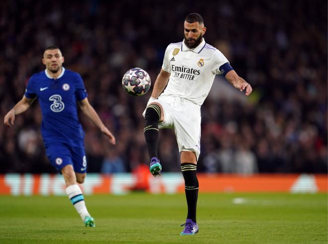 Benzema controla un balón durante el Chelsea-Real Madrid de Champions (FOTO: Cordón Press).