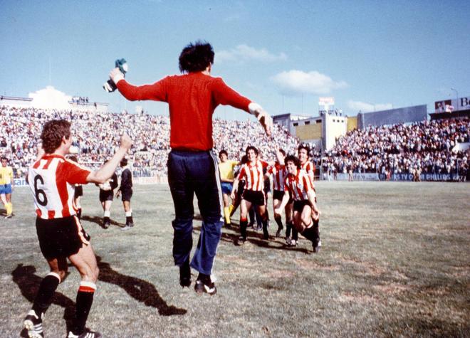 Euforia en Las Palmas con el título del Athletic Club en 1983: el meta Andoni Cedrún salta sobre un césped del Estadio Insular abrasado por el sol.