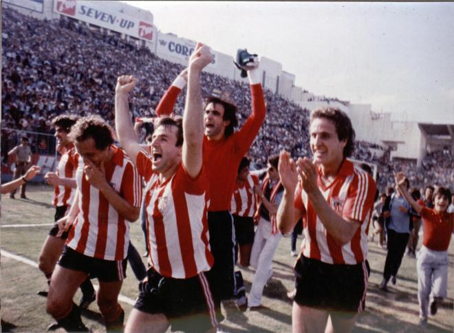 Celebración del título de liga del Athletic Club, en Las Palmas en 1983, con Rocky Liceranzu, Miguel Sola, Cedrún y De Andrés.