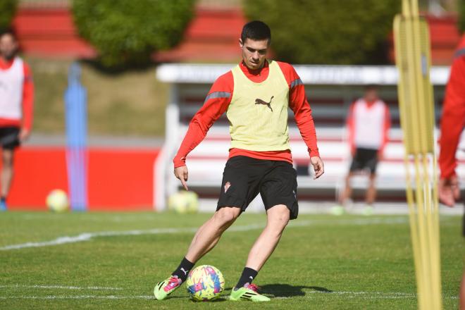 Djuka tocando balón durante el entrenamiento en Mareo. (Foto: Sporting))