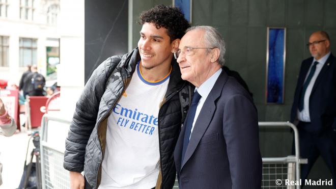 Florentino Pérez, con un aficionado del Real Madrid en Londres (Foto: RM).