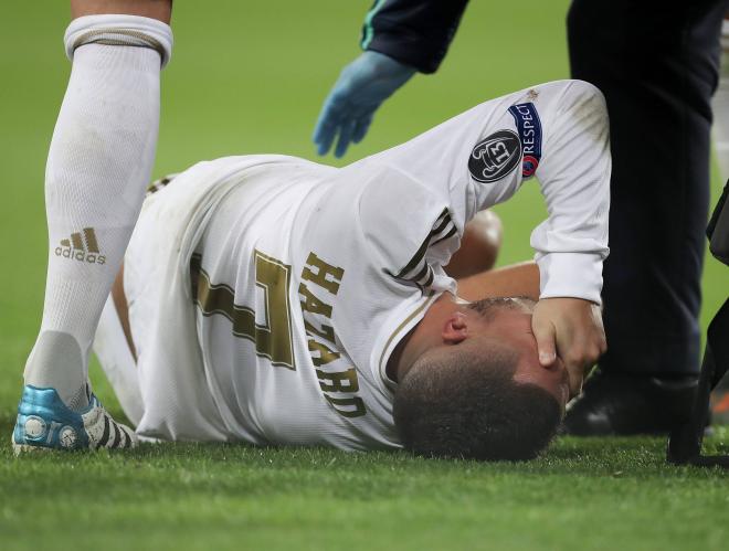 Hazard tendido en el suelo tras sufrir una lesión durante la Champions League frente al PSG  (Foto: Cordon Express)