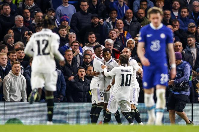 Los jugadores del Real Madrid celebran el gol de Rodrygo en el Chelsea-Real Madrid (FOTO: EFE).