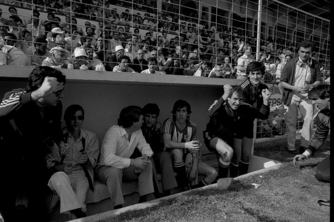 Miguel Sola salta del banquillo en Las Palmas con el título del Athletic Club en 1983.