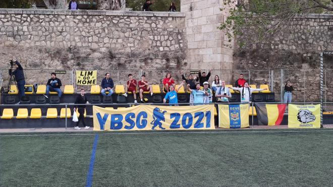 Afición del KSK Beveren en el partido contra el Cuenca-Mestallistes.