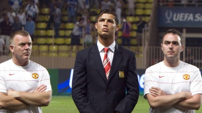 Cristiano, junto al staff del United en 2008.