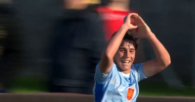 El canterano del Celta Álvaro Santos celebra su gol con la selección española sub 18.