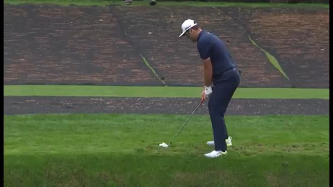 El golpe mágico de Jon Rahm sobre el agua.