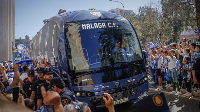 La afición recibe al autobús del Málaga por todo lo alto. (Foto: MCF)