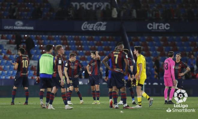 Los jugadores del Levante se lamentan tras perder ante el Mirandés. (Foto: LaLiga)