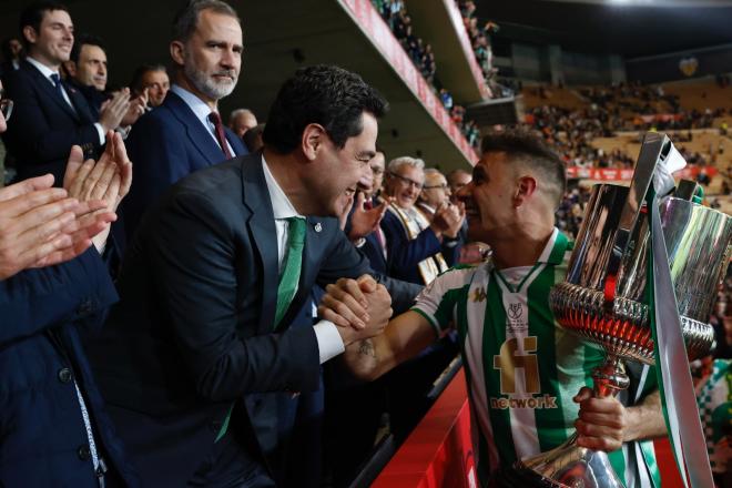 Juanma Moreno, junto a Joaquín, tras la final de Copa (Foto: Twitter).