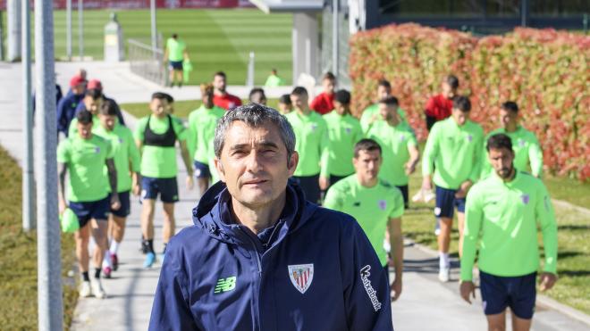 Ernesto Valverde posa al frente de su tropa en Lezama (Foto: Athletic Club).
