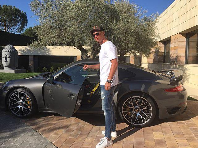 Cristiano Ronaldo, junto a un Porsche 911 Turbo S