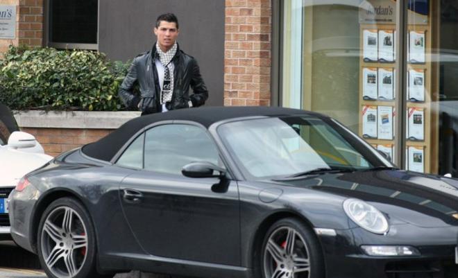 Cristiano Ronaldo, con el Porsche Carrera que vendió (The Sun)