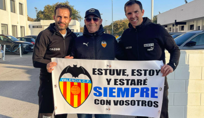 El Papi, Baraja y Marchena sujetan la pancarta (Foto: Valencia CF).