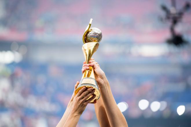 El trofeo del Mundial Femenino a manos de la selección estadounidense (Foto: Cordon Express)