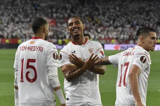 Loic Badé celebra un gol con el Sevilla FC (Foto: Kiko Hurtado).