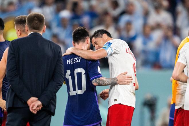 Leo Messi y Robert Lewandowski charlan tras el Polonia-Argentina de Qatar 2022 (Foto: Cordon Press)