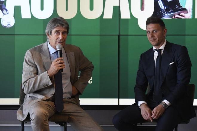 Pellegrini y Joaquín en el acto de la retirada del jugador del Real Betis (Foto: Kiko Hurtado)