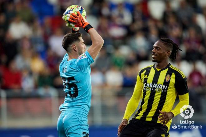 Jair presiona a Luca Zidane en el Eibar - Real Zaragoza (Foto: LaLiga).