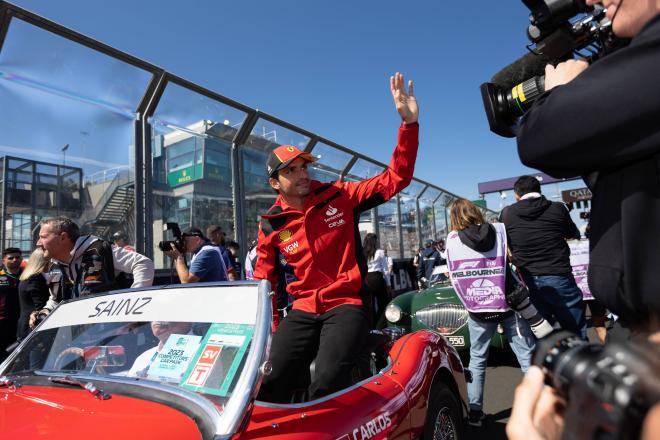 Carlos Sainz durante el driver's parade del GP de Australia 2023 (Foto: Cordon Press)