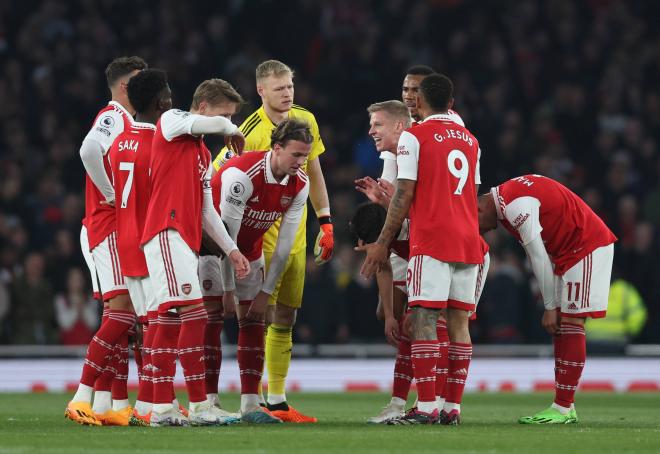Los jugadores del Arsenal charlan en el duelo ante el Southampton (Foto: Cordon Press).
