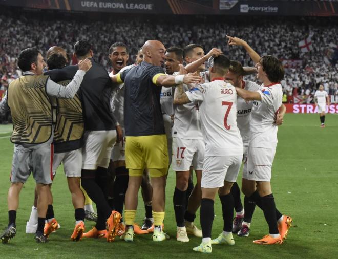 Dmitrovic celebra el pase del Sevilla a las semifinales de la Europa League (Foto: Kiko Hurtado).
