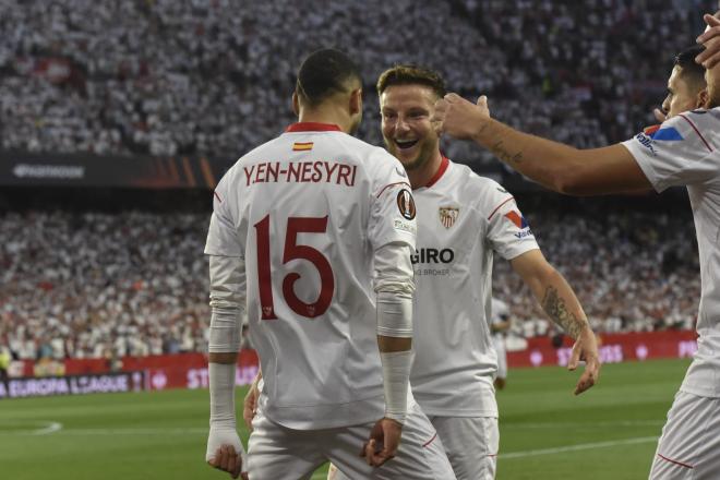 Rakitic celebra el primer gol de En-Nesyri en el Sevilla-Manchester United (Foto: Kiko Hurtado).