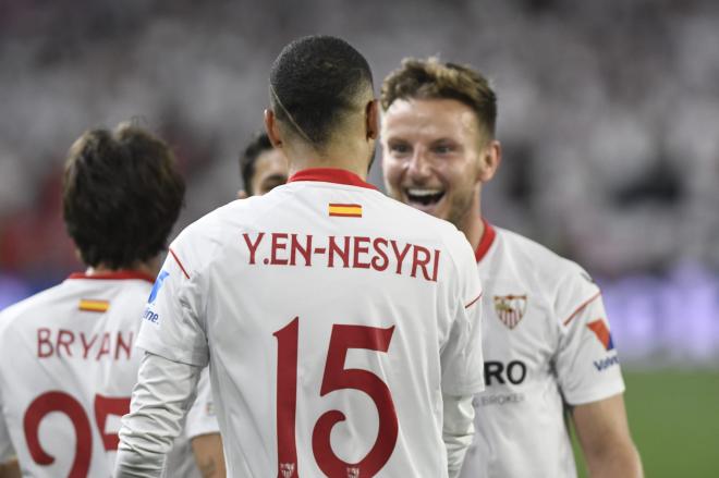 Rakitic celebra el primer gol de En-Nesyri en el Sevilla-Manchester United (Foto: Kiko Hurtado).