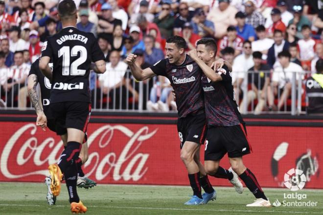 El korrikolari De Marcos celebra su gol al Almería (Foto: LaLiga).