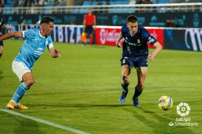 Abel Bretones con la pelota (Foto: LaLiga).