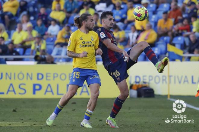 Álex Muñoz en el partido entre Las Palmas y el Levante. (Foto: LaLiga)