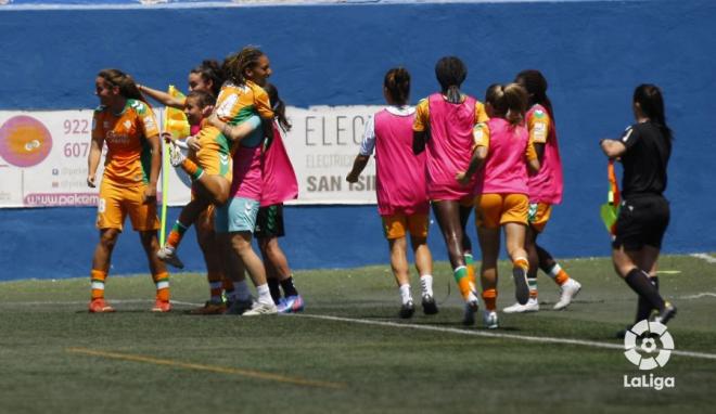 Las jugadores del Betis Féminas celebran un gol.