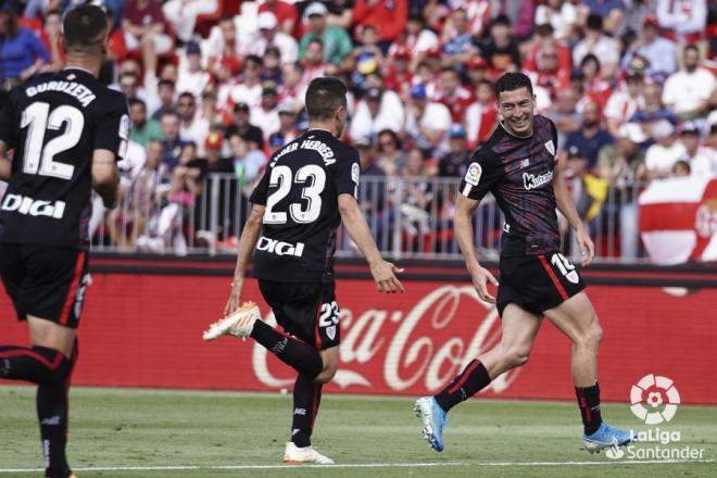 De Marcos celebra su gol en Almería con Ander Herrera y Guruzeta (Foto: LaLiga).