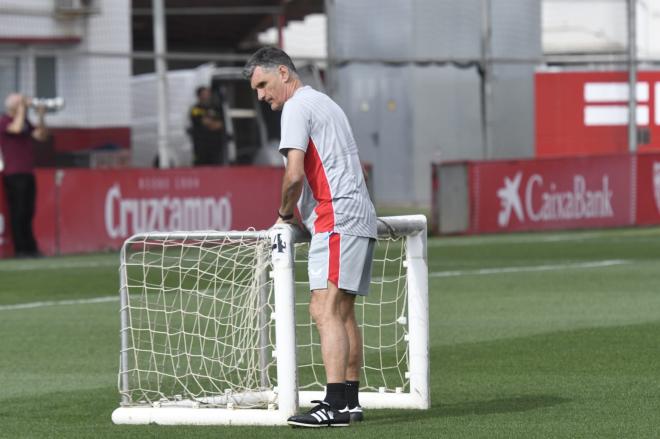 El vizcaíno José Luis Mendilibar, en un entrenamiento del Sevilla FC (Foto: Kiko Hurtado).