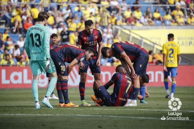 Wesley se duele en el partido entre Las Palmas y el Levante (Foto: LaLiga).