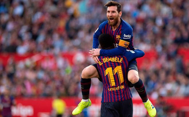 Leo Messi y Dembélé celebran un gol del Barcelona (Foto: EFE).